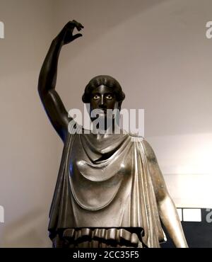 Ballerina (Danaid) statua romana in bronzo di Villa dei Papiri. Dettaglio. I secolo a.C. Museo Archeologico di Napoli, Italia. Foto Stock