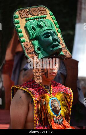 CHICHEN ITZA, MESSICO - 21,2014 MARZO: Ballerini maya nativi che si esibiscono nel Chichen Itza Foto Stock