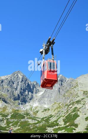 TATRANSKA LOMNICA, SLOVACCHIA - 26 agosto 2016: Funivia rossa che va al picco di Lomnicky stit. È una delle funivie più ripide d'Europa Foto Stock