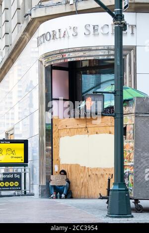 17 agosto 2020: Un senzatetto si siede di fronte al punto di punta di VictoriaÕs Secret a Herald Square alla ricerca della gentilezza umana, mentre i problemi di vendita al dettaglio e di senzatetto aumentano a Manhattan, New York. Credito obbligatorio: Kostas Lymperopoulos/CSM Foto Stock