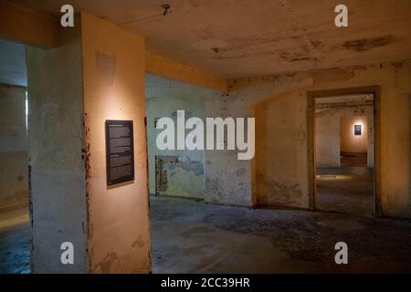 Pirna, Germania. 17 agosto 2020. Vista nell'ex funeraria accanto al crematorio delle città commemorative Pirna-Sonnenstein. Con l'idea dell'igiene razziale migliaia di persone sono state assassinate a Pirna-Sonnenstein dai socialisti nazionali in un programma di eutanasia. Con il decreto circolare del 18 agosto 1939, solo i bambini e poco dopo gli adulti ammalati o disabili sono stati uccisi nell'azione T4 in un omicidio sistematico di massa. Credit: Daniel Schäfer/dpa/Alamy Live News Foto Stock