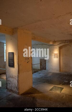 Pirna, Germania. 17 agosto 2020. Vista sull'ex crematorio delle città commemorative di Pirna-Sonnenstein. Con l'idea dell'igiene razziale, migliaia di persone sono state assassinate a Pirna-Sonnenstein dai socialisti nazionali in un programma di eutanasia. Con il decreto circolare del 18 agosto 1939, solo i bambini e poco dopo gli adulti ammalati o disabili sono stati uccisi nell'azione T4 in un omicidio sistematico di massa. Credit: Daniel Schäfer/dpa/Alamy Live News Foto Stock