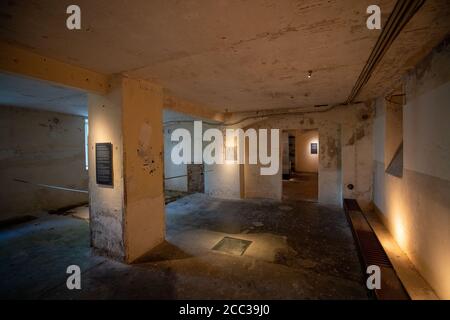 Pirna, Germania. 17 agosto 2020. Vista sull'ex crematorio delle città commemorative di Pirna-Sonnenstein. Con l'idea dell'igiene razziale, migliaia di persone sono state assassinate a Pirna-Sonnenstein dai socialisti nazionali in un programma di eutanasia. Con il decreto circolare del 18 agosto 1939, solo i bambini e poco dopo gli adulti ammalati o disabili sono stati uccisi nell'azione T4 in un omicidio sistematico di massa. Credit: Daniel Schäfer/dpa/Alamy Live News Foto Stock