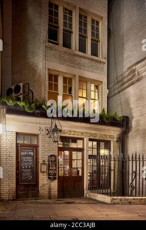 Il The Counting House pub esterno da St. Peter's Alley nella città di Londra. Foto Stock