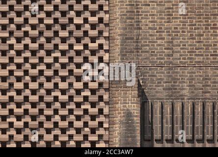 La nuova muratura dell'edificio di Blavatnik e la vecchia parete dell'esterno moderno della Sala delle turbine di Tate. Londra, Regno Unito Foto Stock