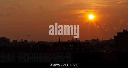 Una vista panoramica al tramonto e all'alba dello skyline di Berlino caratterizzata da silhouette di punti di riferimento, tra cui grattacieli e la famosa torre televisiva Fernsehturm Foto Stock