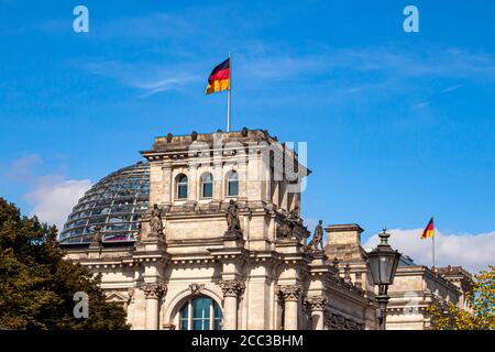 Primo piano immagine isolata dello storico edificio del Reichstag (Dieta Imperiale) a Berlino. L'immagine mostra l'esterno dell'architettura storica Foto Stock