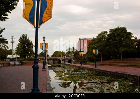 Frederick, MD, USA 08/14/2020: Una vista pomeridiana del Carroll Creek Park, nel centro di Frederick. Un ruscello scorre attraverso strade acciottolate dove la gente Foto Stock