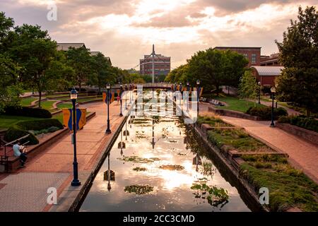 Frederick, MD, USA 08/14/2020: Una vista pomeridiana del Carroll Creek Park, nel centro di Frederick. Un ruscello scorre attraverso strade acciottolate dove la gente Foto Stock