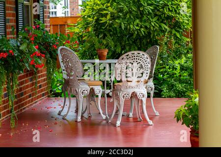 Maryland, USA 08/14/2020: Un'immagine ravvicinata dell'elegante portico di una casa a Frederick, MD. Fiori decorativi sono sparsi in tutto il luogo. R Foto Stock