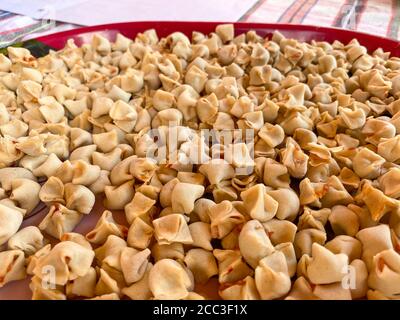 Facendo meaty ravioli, turco noto come 'anti' Foto Stock