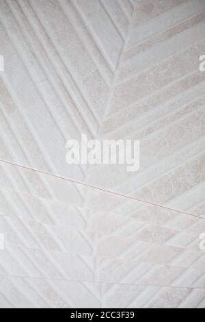 Pila di piastrelle in ceramica nel bagno, pareti interne. Riparazione concettuale in appartamenti, posa di piastrelle, riparazione interna Foto Stock