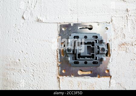 Prese se montate senza coperchio. Durante la riparazione, aprire i fili. Nido europeo senza copertura isolato su sfondo bianco. Installazione professionale Foto Stock