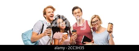 Foto panoramica di studenti multiculturali con caffè da andare alla ricerca sulla telecamera isolata in bianco Foto Stock