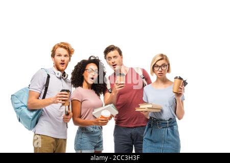 Scioccato studenti multiculturali con caffè da andare e libri alla ricerca sulla telecamera isolata in bianco Foto Stock