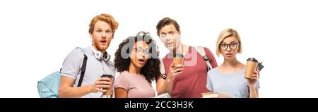 Colpo panoramico di studenti multietnici scioccati con caffè da andare guardando la telecamera isolata in bianco Foto Stock