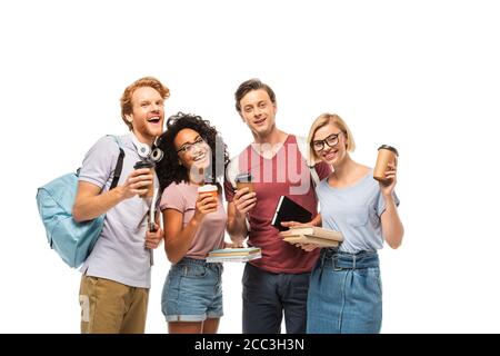 Studenti multiculturali con libri e caffè da andare a guardare telecamera isolata in bianco Foto Stock