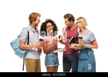 Gli studenti con il caffè per andare a guardare l'amico afroamericano con libri isolati su bianco Foto Stock