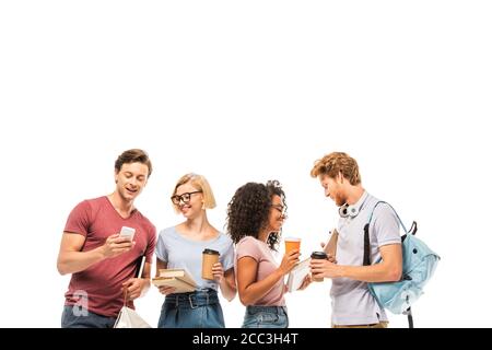 Studenti multietnici che tengono il caffè da andare, libri e smartphone isolati su bianco Foto Stock