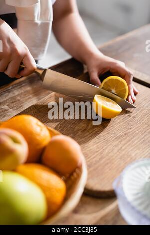 Limoni freschi maturi sulla tavola, preparazione di succo di