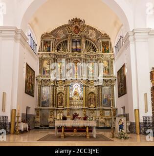 Huelva, Spagna - 17 agosto 2020: Altare maggiore della Parrocchia di nostra Signora del Rest (Parroquia de Nuestra Senora del Reposo) a Valverde del Camino, Huelva pro Foto Stock