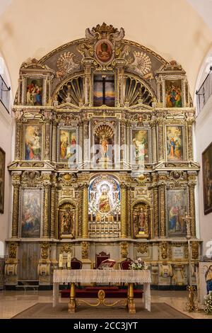 Huelva, Spagna - 17 agosto 2020: Altare maggiore della Parrocchia di nostra Signora del Rest (Parroquia de Nuestra Senora del Reposo) a Valverde del Camino, Huelva pro Foto Stock