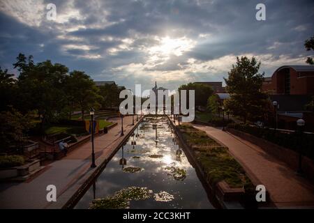 Frederick, MD, USA 08/14/2020: Una vista pomeridiana del Carroll Creek Park, nel centro di Frederick. Un ruscello scorre attraverso strade acciottolate dove la gente Foto Stock