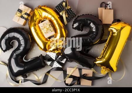 palloncini d'aria in elio nero e oro su sfondo bianco, festeggia, festa  Foto stock - Alamy