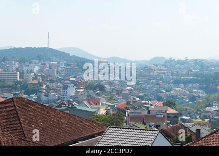 Dalat, Vietnam - Dalat vista della città da Crazy House. Un luogo turistico famoso a Dalat, Vietnam. Foto Stock