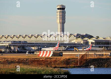 Aeroporto nazionale Ronald Reagan di Washington da Gravelly Point Foto Stock