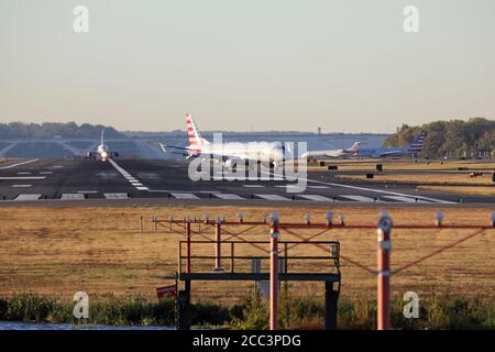 Aeroporto nazionale Ronald Reagan di Washington da Gravelly Point Foto Stock