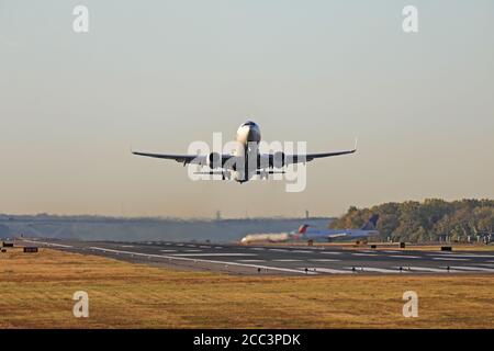 Aeroporto nazionale Ronald Reagan di Washington da Gravelly Point Foto Stock
