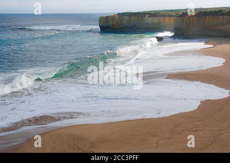 Modello di schiuma lasciato dalle onde. Foto Stock