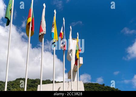 Bandiere del Monumento all'immigrato italiano, eretto in onore del centenario della colonizzazione italiana nella regione, iniziò nel 1877, nella città Foto Stock
