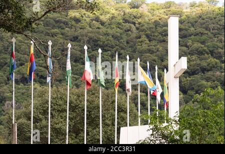 Bandiere del Monumento all'immigrato italiano, eretto in onore del centenario della colonizzazione italiana nella regione, iniziò nel 1877, nella città Foto Stock