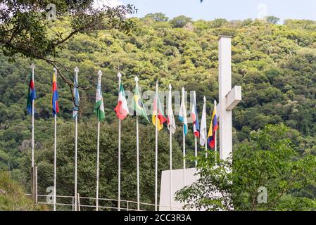 Bandiere del Monumento all'immigrato italiano, eretto in onore del centenario della colonizzazione italiana nella regione, iniziò nel 1877, nella città Foto Stock