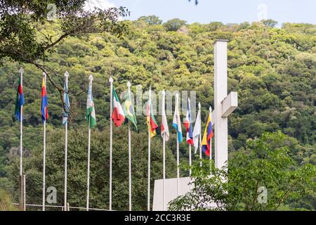 Bandiere del Monumento all'immigrato italiano, eretto in onore del centenario della colonizzazione italiana nella regione, iniziò nel 1877, nella città Foto Stock