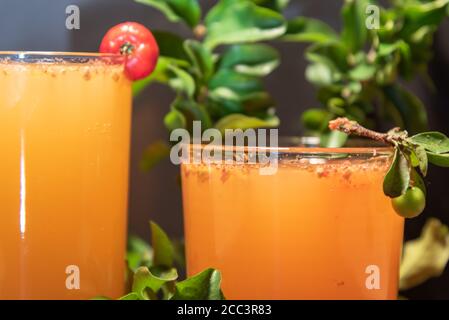 Succo naturale di acerola (Malpighia emarginata). Frutta tropicale. Bevanda a base di frutta aceroleira. Vetro. Bevanda rinfrescante. Frutta e bevande da Bra Foto Stock