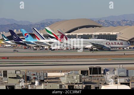 Una collezione di code per aerei pesanti all'aeroporto internazionale di Los Angeles (LAX). Cathay Pacific, Lufthansa, Korean Air, Air France, Emirates e Qatar Airways. Foto Stock