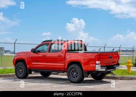 Foto di un Tacoma Toyota rosso in un parcheggio Foto Stock