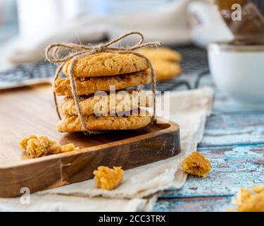 Biscotti tradizionali dell'Anzac su un tavolo di legno Foto Stock