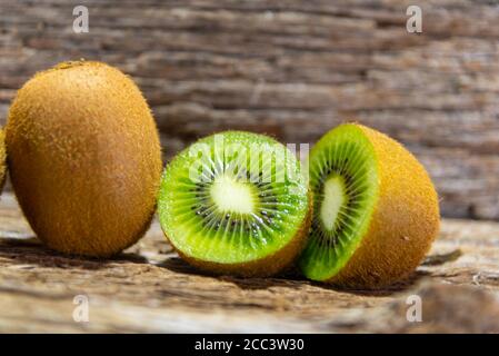 Kiwi in natura e a metà. Il Kiwi o Kiwi (Actinidia Delicious) è un frutto della famiglia Actinidiaceae. Il suo nome è un tributo al nazionale Foto Stock