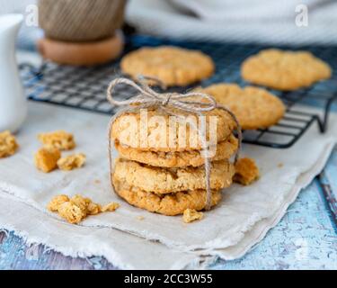 Biscotti tradizionali dell'Anzac su un tavolo di legno Foto Stock