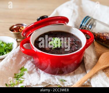 Deliziosi fagioli neri brasiliani cotti lentamente Foto Stock