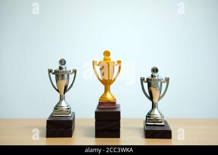 Trofeo d'oro sul podio bianco Foto Stock