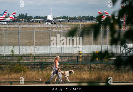 Il volo BA9170E della British Airways (BA), Centre, un aeromobile Boeing 747 con numero di registrazione G-CIVD, parte dall'aeroporto di Heathrow, Londra, dirigendosi verso la Spagna, mentre la compagnia aerea inizia la fase finale di ritiro della sua flotta 747. Segue l'annuncio del mese scorso che tutti i 31 jumbo jet di BA 747 avevano fatto volare i loro ultimi servizi commerciali. Foto Stock