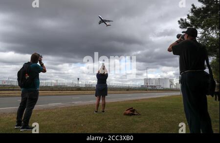 La gente guarda il volo BA9170E della British Airways (BA), un Boeing 747 con il numero di registrazione G-CIVD, in partenza dall'aeroporto di Heathrow, Londra, in direzione della Spagna, mentre la compagnia aerea inizia la fase finale di ritiro della sua flotta 747. Segue l'annuncio del mese scorso che tutti i 31 jumbo jet di BA 747 avevano fatto volare i loro ultimi servizi commerciali. Foto Stock