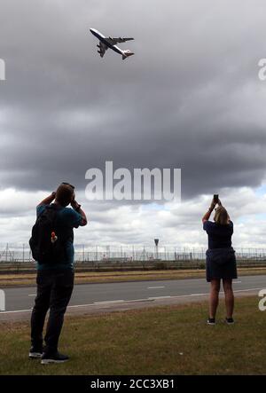 La gente guarda il volo BA9170E della British Airways (BA), un Boeing 747 con il numero di registrazione G-CIVD, in partenza dall'aeroporto di Heathrow, Londra, in direzione della Spagna, mentre la compagnia aerea inizia la fase finale di ritiro della sua flotta 747. Segue l'annuncio del mese scorso che tutti i 31 jumbo jet di BA 747 avevano fatto volare i loro ultimi servizi commerciali. Foto Stock