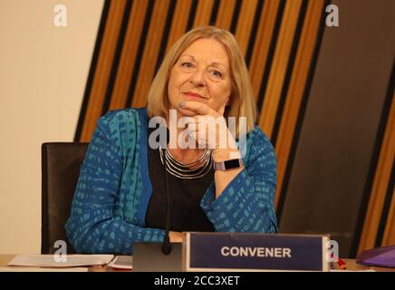 Il Conventer Linda Fabiani MSP come Leslie Evans, Segretario permanente del governo scozzese, fornisce prove a Holyrood ad una commissione parlamentare scozzese che esamina la gestione delle accuse di molestie contro l'ex primo ministro Alex Salmond. Foto Stock