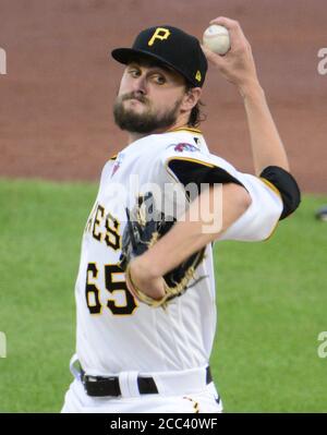 Pittsburgh, Stati Uniti. 18 agosto 2020. Pittsburgh Pirates lanciando il lanciatore JT Brubaker (65) getta nel secondo inning contro gli indiani di Cleveland a PNC Park martedì 18 agosto 2020 a Pittsburgh. Foto di Archie Carpenter/UPI Credit: UPI/Alamy Live News Foto Stock